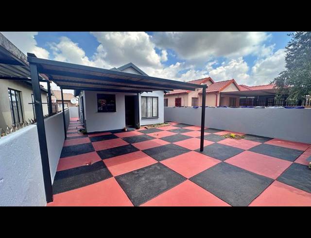 2 BEDROOM HOUSE FOR SALE IN SOSHANGUVE EAST EXT 4